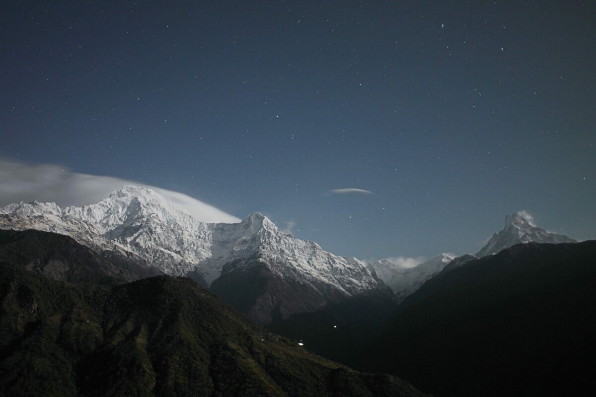 montagne enneigée et ciel bleu