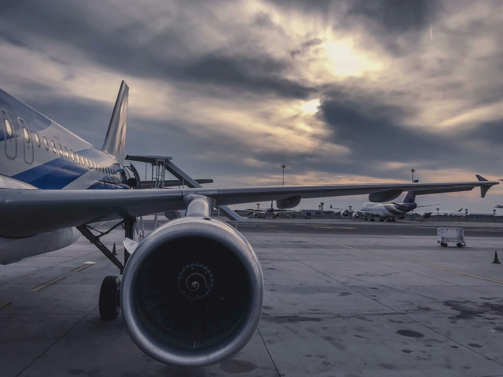 pexels-ahmedmuntasir-912050 avion dans le ciel
